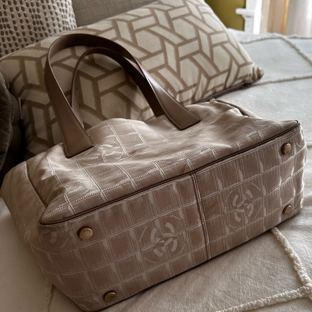 Vintage Chanel CC Jacquard Tote – Neutral Travel Line - Picture 4 of 11